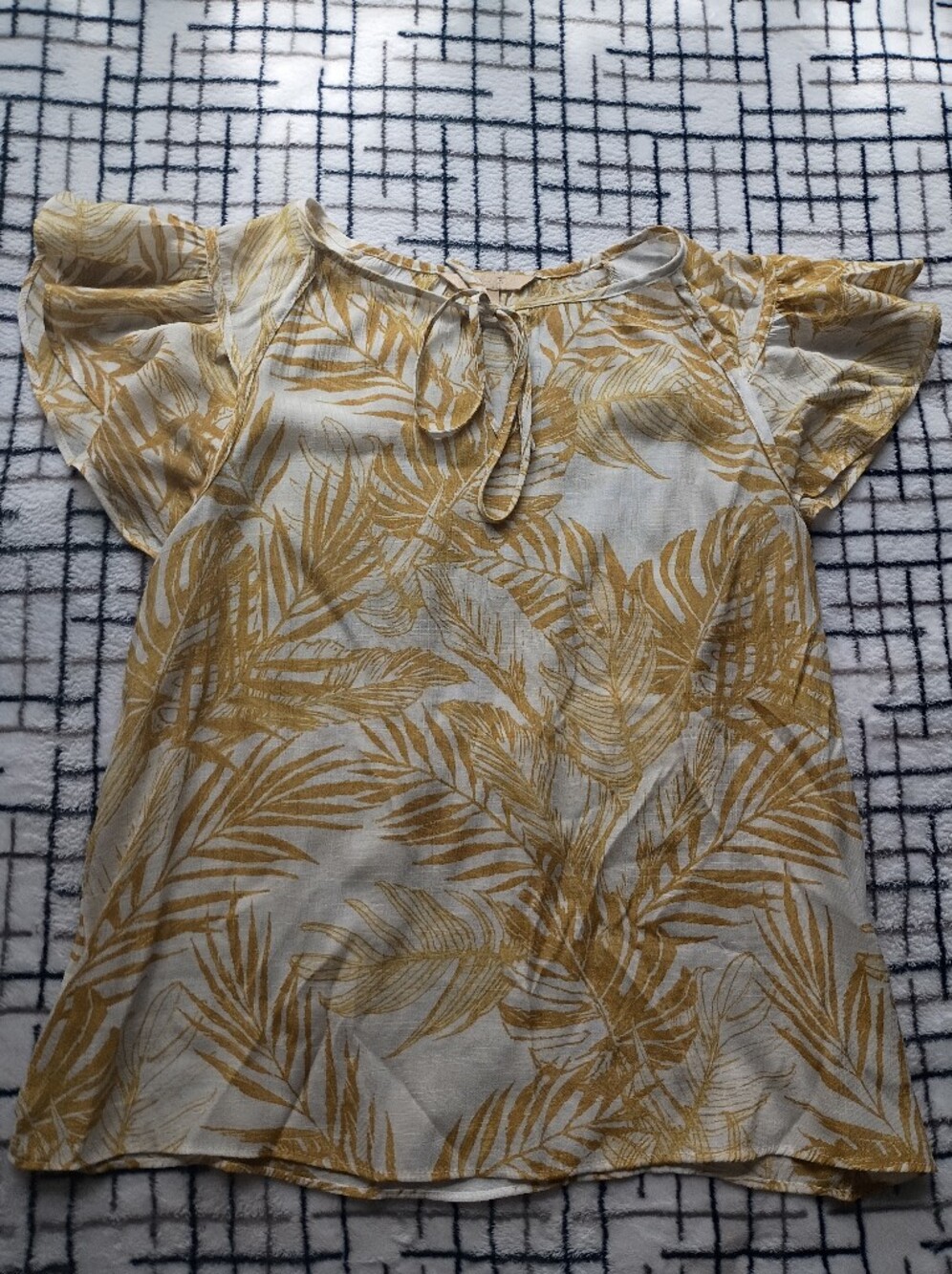 Hope and Harlow Size Small Gold Yellow Leaf Print Ruffle Sleeve Blouse